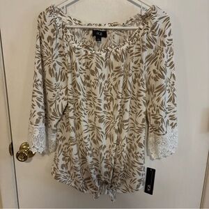 AGB Women's Tan and White Leaf Print Blouse